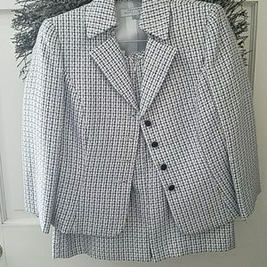 Beautiful 2 piece skirt suit.